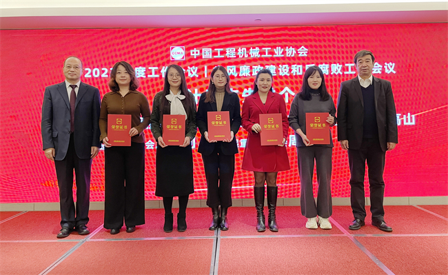 授予趙麗媛、蔣燕、高山、王金利、周平等四同志為分支機(jī)構(gòu)統(tǒng)計(jì)工作先進(jìn)個(gè)人.jpg